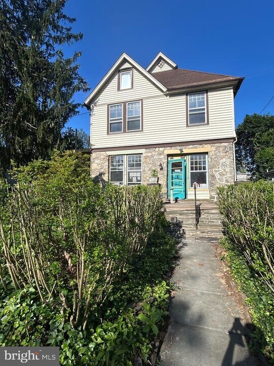 212 Forrest Ave in Narberth, PA - Building Photo
