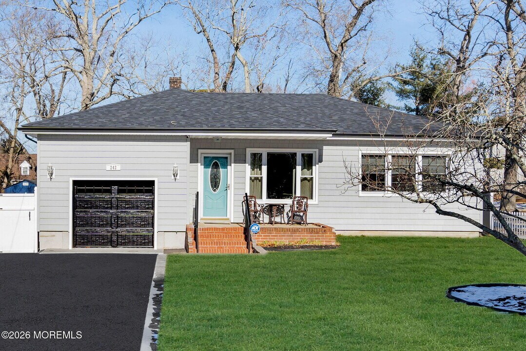 242 Pennsylvania Ave in Pine Beach, NJ - Building Photo