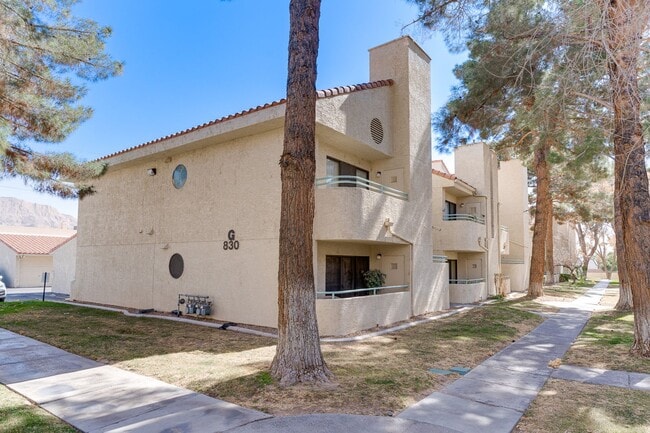 830 N Sloan Ln in Las Vegas, NV - Building Photo - Building Photo