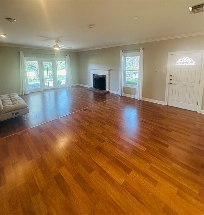 50 Tournament Way in The Hills, TX - Building Photo