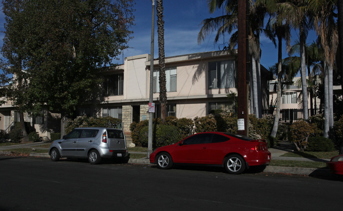 5435 Russell Ave in Los Angeles, CA - Building Photo