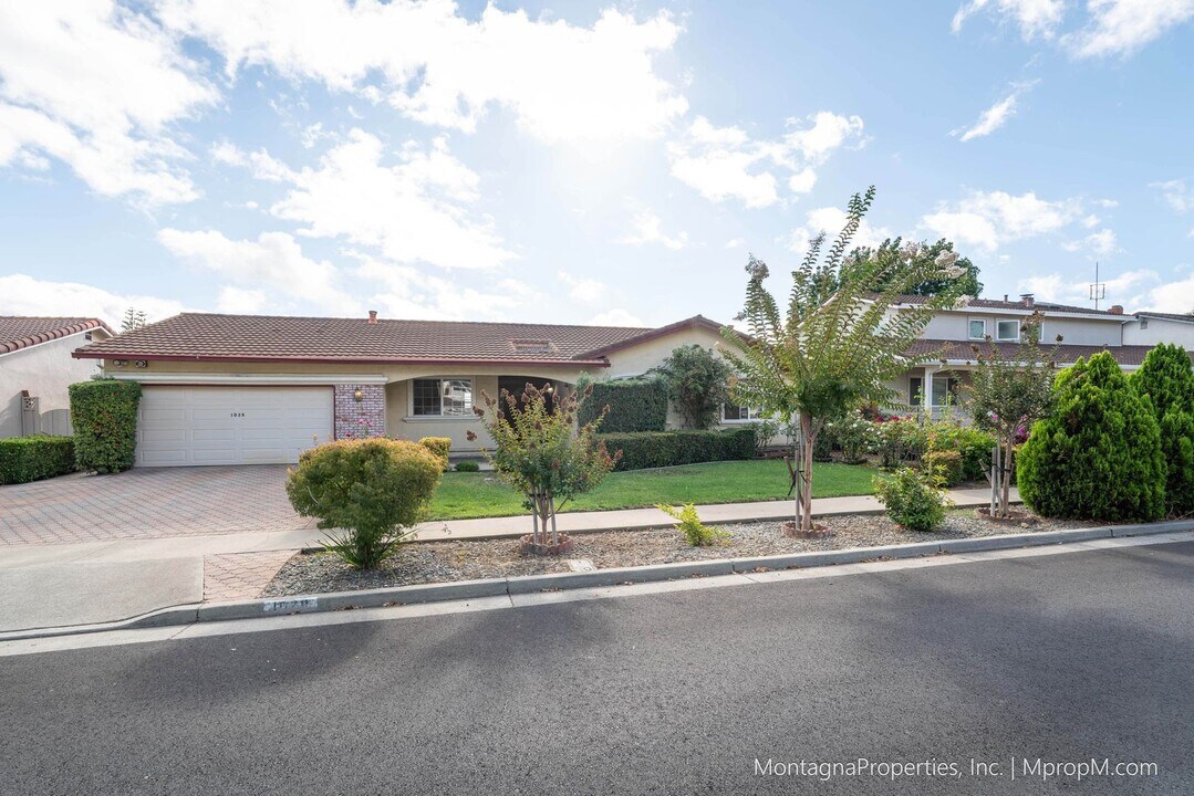 1028 Tulipan Dr in San Jose, CA - Building Photo