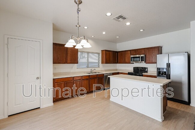 18528 W Douglas Way in Surprise, AZ - Building Photo - Building Photo