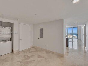 475 Brickell Ave, Unit 3007 in Miami, FL - Building Photo - Building Photo