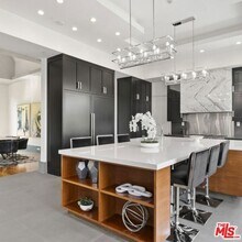 2358 Kimridge Rd in Beverly Hills, CA - Foto de edificio - Building Photo