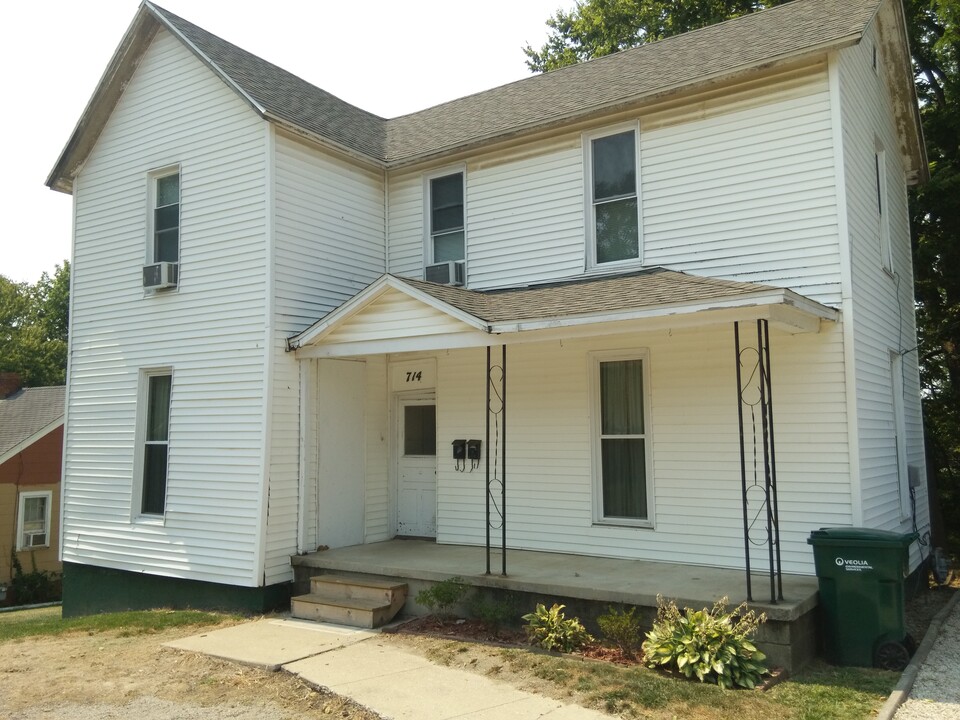 714 9th St, Unit #1 Downstairs in Charleston, IL - Building Photo