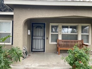 102 Lane St in Modesto, CA - Foto de edificio - Building Photo