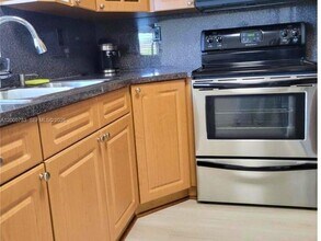 9970 NW 9th St Cir in Miami, FL - Building Photo - Building Photo