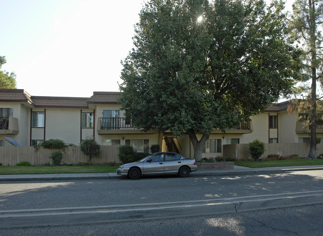 Los Arbolitos Apartments in Fresno, CA - Building Photo - Building Photo