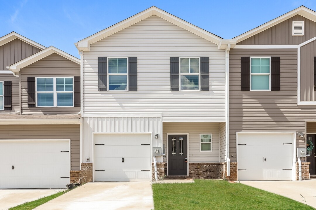 608 The Heights Ln in Calera, AL - Building Photo