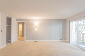 Aviana Apartments in Mountain View, CA - Building Photo - Interior Photo