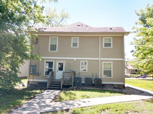 818 Bluemont Ave in Manhattan, KS - Building Photo - Building Photo