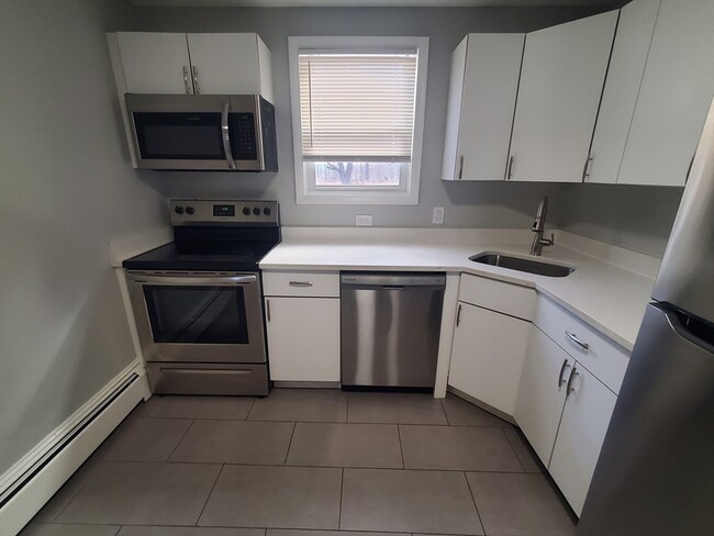 433 B Sea St in Quincy, MA - Building Photo - Building Photo