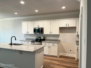 110 Nandina Dr in Scott, LA - Foto de edificio - Building Photo