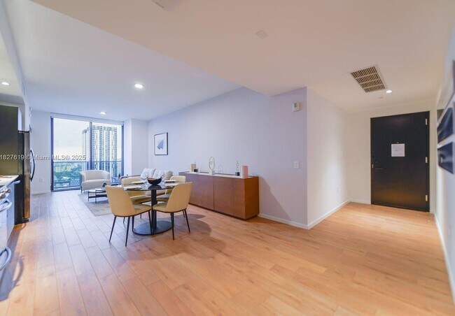 398 NE 5th St, Unit 2718 in Miami, FL - Building Photo - Building Photo