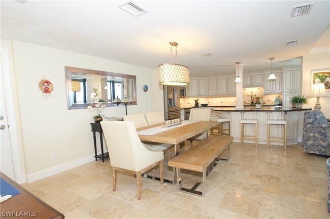 4005 Gulf Shore Blvd N in Naples, FL - Foto de edificio - Building Photo