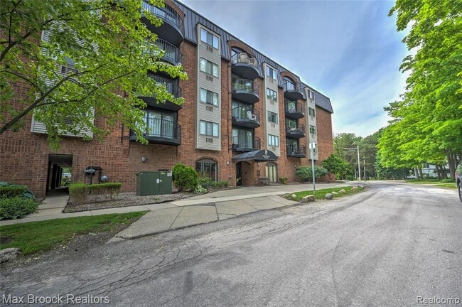 35300 Woodward Ave in Birmingham, MI - Building Photo - Building Photo