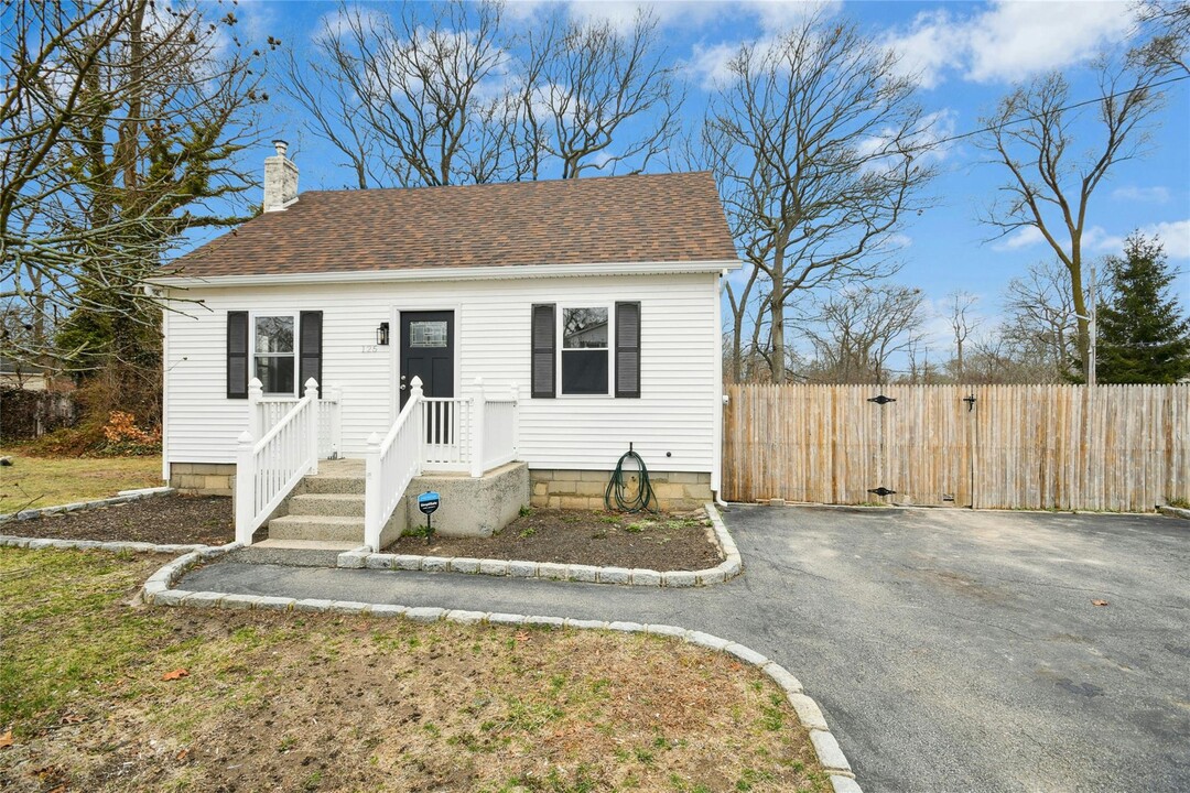 125 Patchogue Ave in Mastic, NY - Foto de edificio