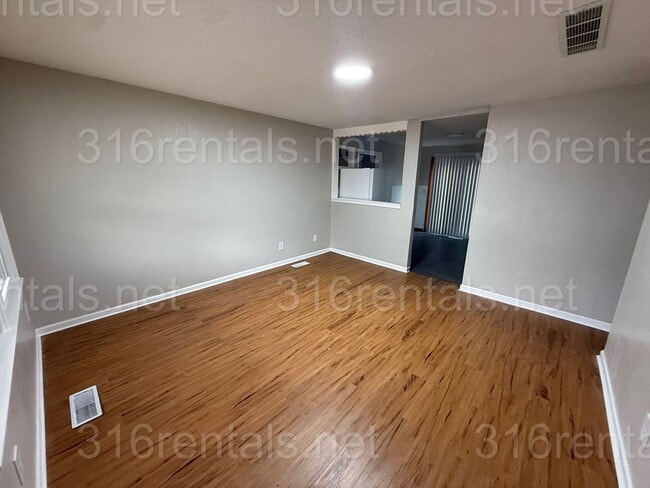 5814 E Harry St in Wichita, KS - Building Photo - Building Photo