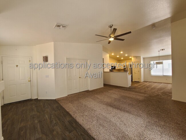 8680 S Desert Dove Dr in Tucson, AZ - Foto de edificio - Building Photo
