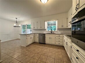 4794 Cambridge Dr in Atlanta, GA - Building Photo - Building Photo