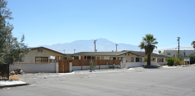 66563 5th St in Desert Hot Springs, CA - Foto de edificio - Building Photo