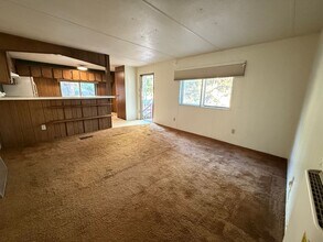 1122 NW Stannium Rd in Bend, OR - Foto de edificio - Building Photo