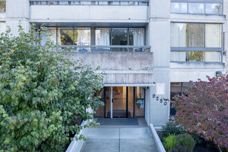 Edgewood Place in Burnaby, BC - Building Photo - Building Photo