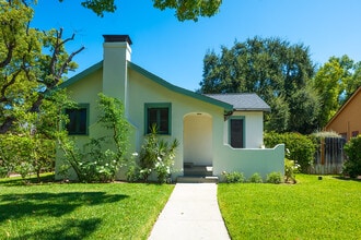 1726 N Los Robles Ave in Pasadena, CA - Foto de edificio - Building Photo