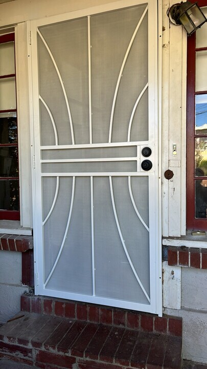 6125 Majestic Ave in Oakland, CA - Building Photo