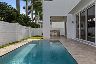10296 NW 74th Terrace in Doral, FL - Building Photo - Building Photo