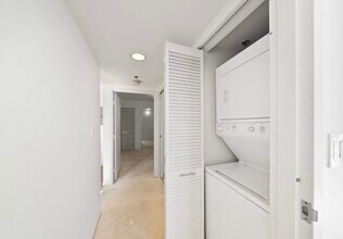 215 N King St, Unit 803 in Honolulu, HI - Foto de edificio - Building Photo
