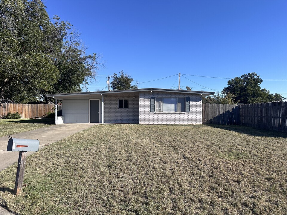 2310 Oxford Cir in San Angelo, TX - Building Photo