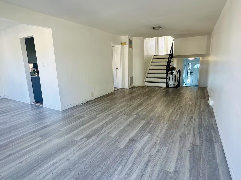 16-11 215th St in Queens, NY - Building Photo