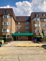 300 S Roselle Rd in Schaumburg, IL - Building Photo