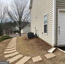 4198 Ridgeside Terrace in Snellville, GA - Building Photo