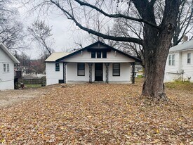 902 S Cedar Ave in Independence, MO - Building Photo