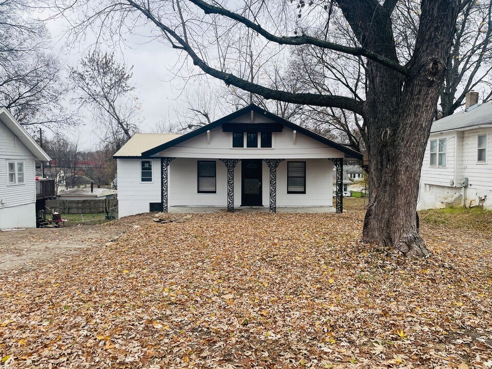 902 S Cedar Ave in Independence, MO - Building Photo