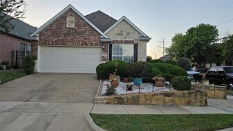 8207 Persimmon St in Irving, TX - Building Photo