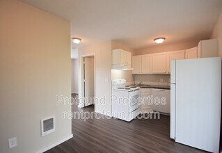 738 NE 94th Ave in Portland, OR - Building Photo - Building Photo