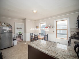 318 Beacon St, Unit 3 in Somerville, MA - Building Photo