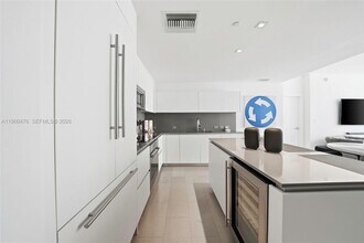 88 SW 7th St, Unit 1010 in Miami, FL - Building Photo - Building Photo