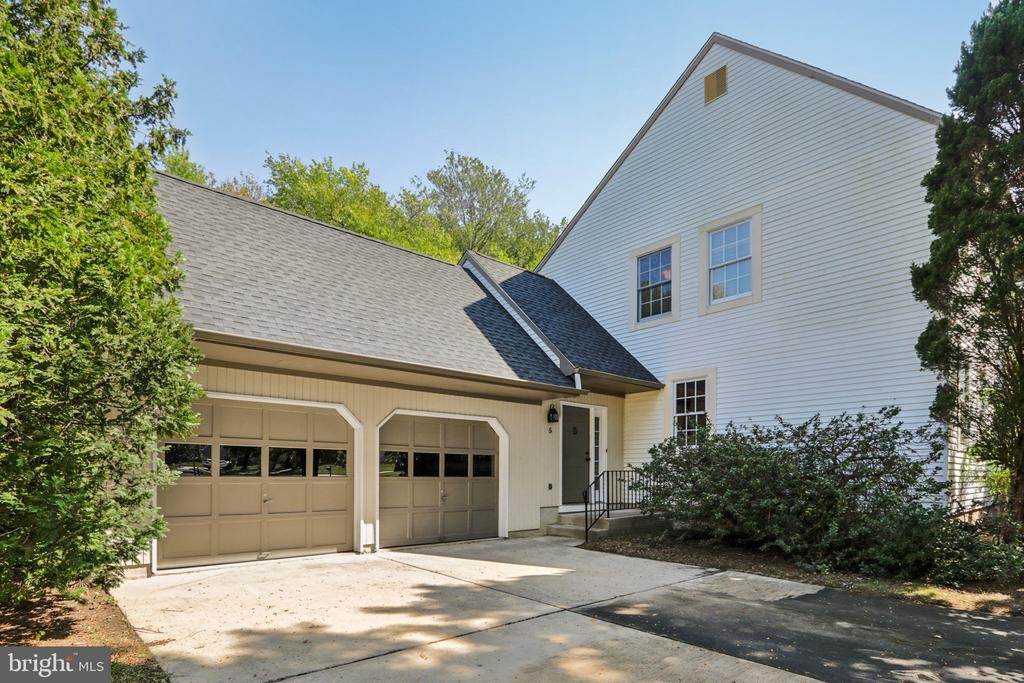 5 Saddle Dr in Mount Laurel, NJ - Building Photo