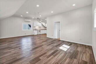 1331 W 102nd St, Unit 3 in Cleveland, OH - Foto de edificio - Building Photo
