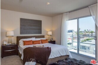 111 S Kings Rd-Unit -ph6 in Los Angeles, CA - Building Photo - Building Photo