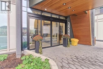 3240 William Coltson Ave in Oakville, ON - Building Photo - Building Photo