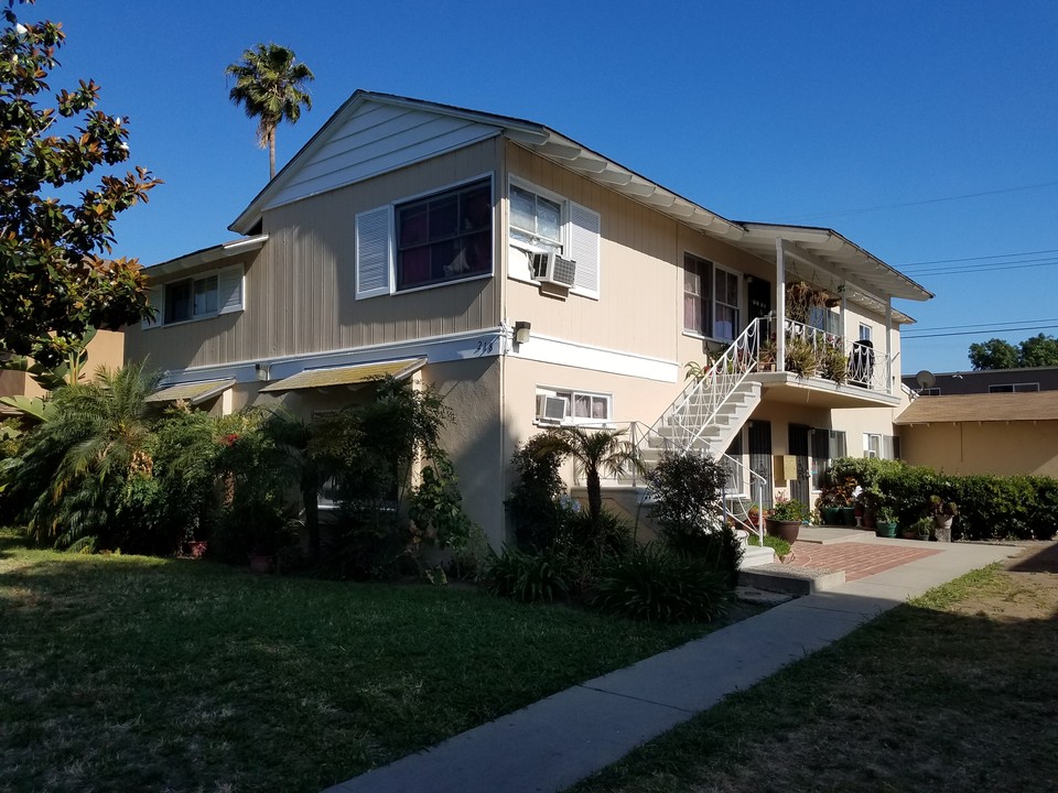 218 W Knepp Ave in Fullerton, CA - Foto de edificio