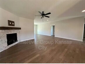 6753 Prairie Ln in Parkville, MO - Foto de edificio - Building Photo