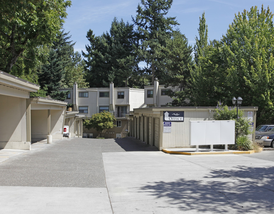 Water's Edge Apartments in Milwaukie, OR - Building Photo