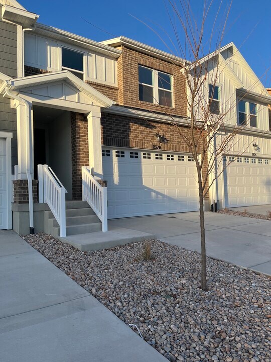 1576 W Banner Dr in Saratoga Springs, UT - Foto de edificio